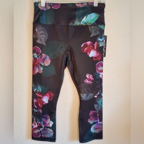 Active Queens Capri Yoga Pants - Picture 3 of 9